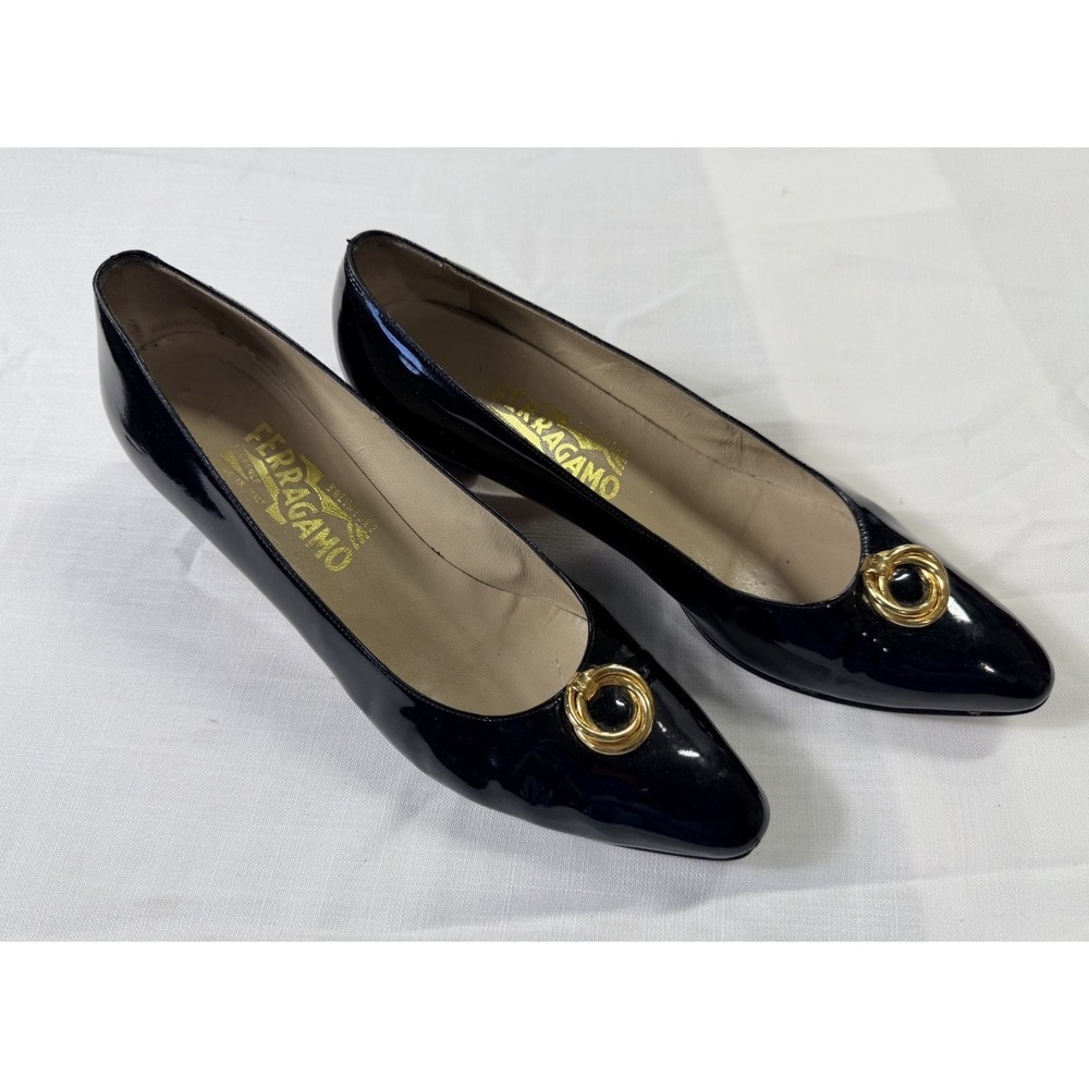 Vintage Ferragamo Black Patent Leather Pumps Gold Ring Italy 10.5 AA
